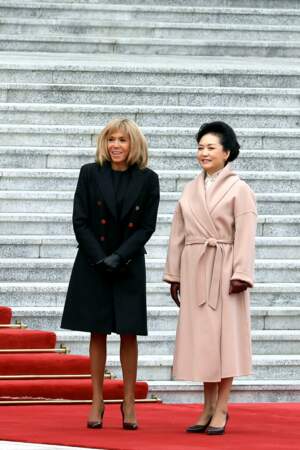 Brigitte Macron très complice avec la première dame chinoise, l'une tout en noir et l'autre en rose pale