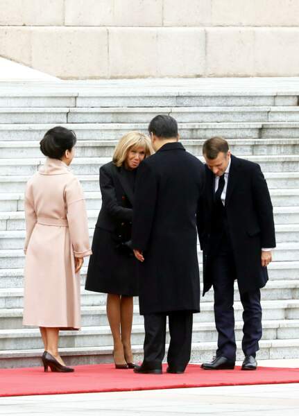 Brigitte Macron très complice avec la première dame chinoise, l'une tout en noir et l'autre en rose pale