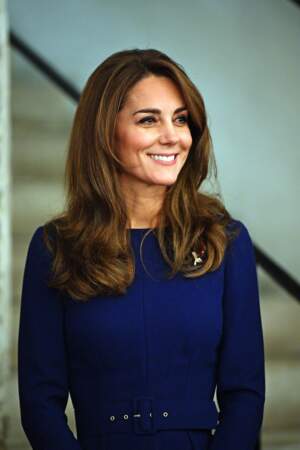 Kate Middleton en robe bleue nuit ceinturée Emilia Wickstead, minaudière Aspinal of London et des escarpins Gianvitto Rossi