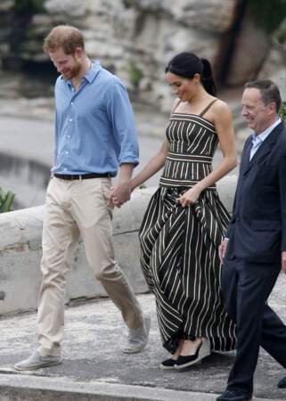 Meghan Markle et le Prince Harry à Sydney en Australie lors du premier voyage officiel de la Duchesse en 2018. Elle porte toujours cette fameuse robe graphique 'shoppée' chez Grant Martin.