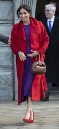 En janvier 2018, Meghan Markle avait mis pour la première fois cette petite robe violette venant du site Aritzia. Elle portait un beau manteau rouge Sentaler et des escarpins assortis.