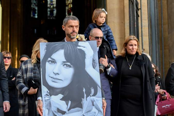 Jean-Mehdi et sa soeur Lisa Azuelos à la sortie des obsèques de Marie Laforêt