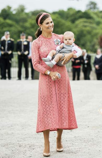 Victoria de Suède porte cette jolie robe rose dragée signée Elie Saab en septembre 2016 pour le baptême de son fils, Alexander.
