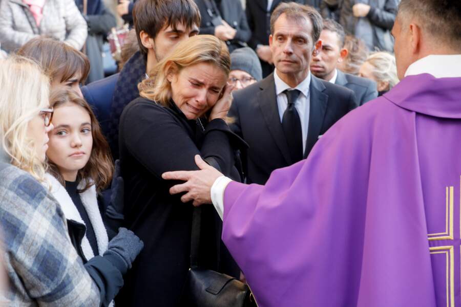 Lisa Azuelos consolée par sa famille aux obsèques de Marie Laforêt 