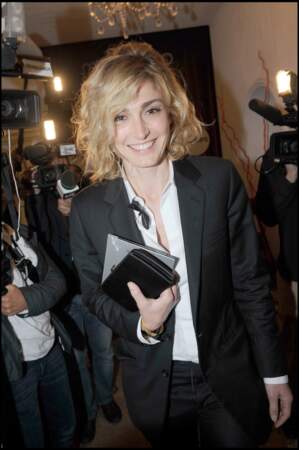 2008 : Julie Gayet a les cheveux blonds et frisés. Elle porte un brushing parfait pour monter les marches du Festival de Cannes.