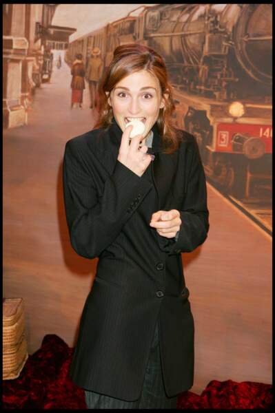 2004 : Julie Gayet est de nouveau rousse et ses cheveux sont longs. Elle mange un gâteau à l'occasion de la première du film, Un long dimanche de fiançailles.