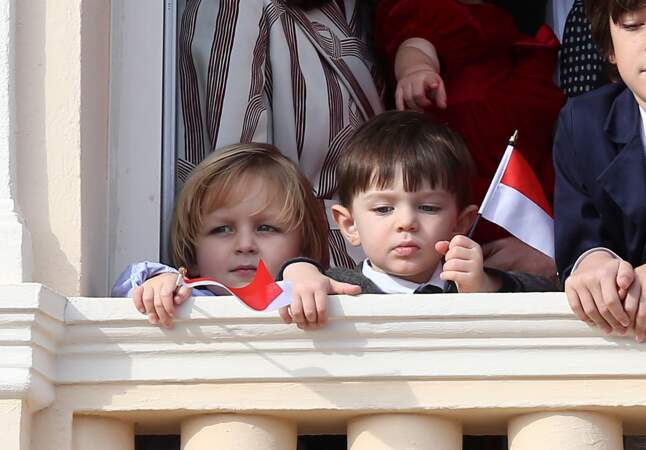 Sacha Casiraghi (fils de Andrea) et son cousin Raphaël Elmaleh (fils de Charlotte), au balcon à l'occasion de la fête nationale monégasque, le 19 novembre 2016.