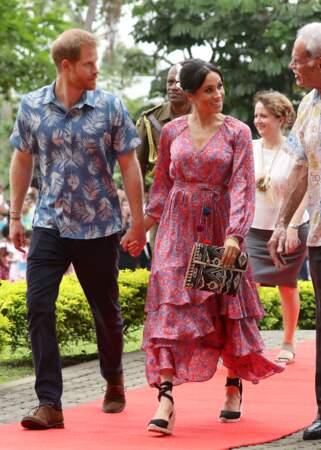 Meghan Markle et le Prince Harry visitent le campus de l'Université du Pacifique Sud à Suva, le 24 octobre 2018. Elle porte des espadrilles Castaner.