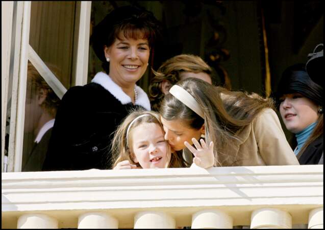 Sous le regarde attendri de Caroline, Charlotte Casiraghi embrasse la petite Alexandra de Hanovre (alors âgée de 7 ans), lors de la fête nationale monégasque, le 19 novembre 2006.