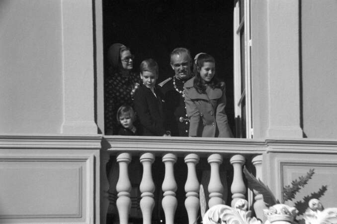Grace et Rainier de Monaco entourés de leurs enfants Stéphanie, Albert et Caroline, au balcon du palais princier lors de la fête nationale le 19 novembre 1969. 