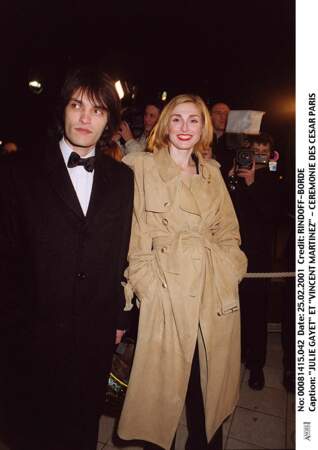 2001 : Julie Gayet adopte une coupe simple dans un blond doré qui va parfaitement avec son trench. Elle est accompagnée de Vincent Martinez.