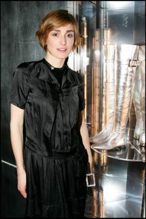 2006 : Julie Gayet porte les cheveux courts et dégradés avec son roux habituel.