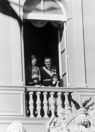 Grace et Rainier de Monaco, avec leurs enfants Albert et Caroline, lors de la fête nationale monégasque, le 19 novembre 1962.