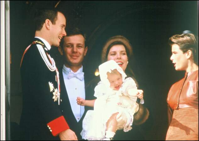 Albert de Monaco, Stefano Casiraghi, Caroline tenant sa fille Charlotte dans ses bras, et Stéphanie, lors de la fête nationale monégasque le 19 novembre 1987.