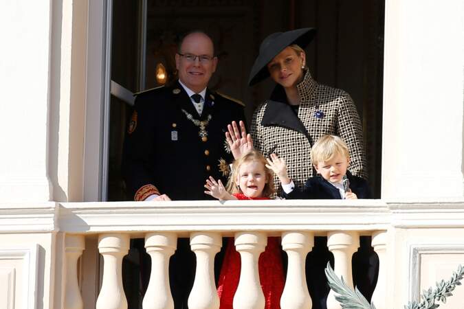 Le prince Albert II et son épouse Charlene, avec leurs jumeaux Gabriella et Jacques, saluent la foule depuis le balcon du palais princier lors de la fête nationale monégasque, le 19 novembre 2018.