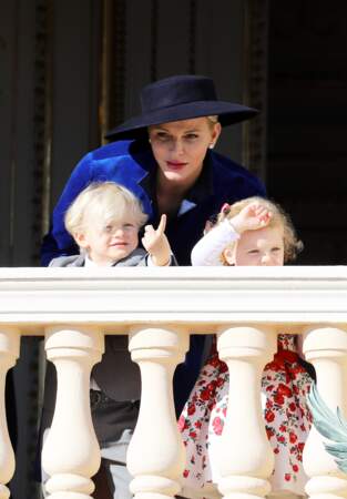 Charlene de Monaco, accompagnée de ses enfants Jacques et Gabriella, au balcon du palais princier lors de la fête nationale à Monaco, le 19 novembre 2017. 