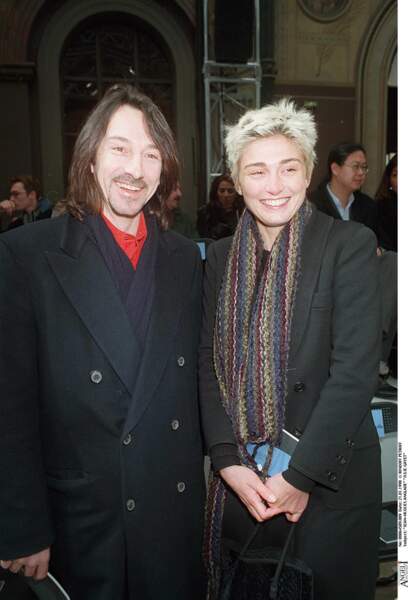 1998 : Joyeuse, Julie Gayet avec une coupe courte blond platine ! Accompagnée de Jean-Hugues Anglade, elle est présente pour la collection homme de Lanvin. 