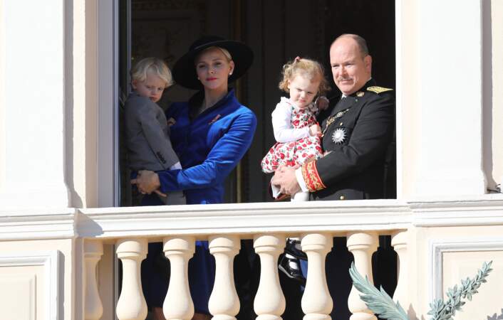 Le prince Jacques, dans les bras de sa mère Charlène et la princesse Gabriella, dans les bras de son père le prince Albert II de Monaco, lors de la fête nationale monégasque, le 19 novembre 2017. 