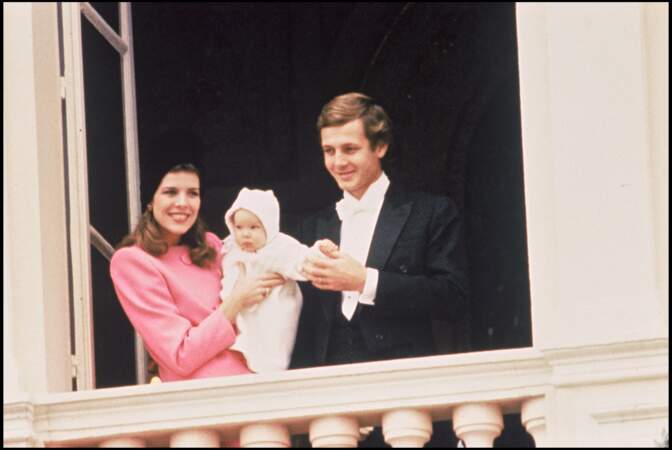 Caroline de Monaco, son mari Stefano Casiraghi et leur fils Andrea, au balcon du palais princier à l'occasion de la fête nationale à Monaco, le 19 novembre 1984.