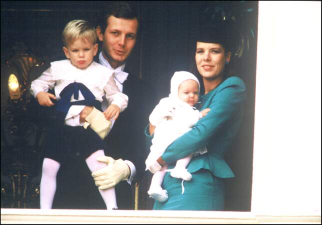 Caroline de Monaco, son mari Stefano Casiraghi et leurs enfants Andrea et Charlotte (alors âgée de 3 mois), lors de la fête nationale à Monaco, le 19 novembre 1986.