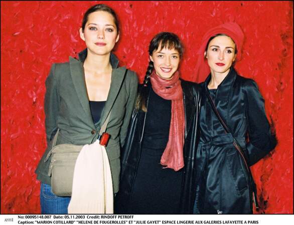2003 : Julie Gayet a les cheveux châtains et porte un foulard rouge sur les cheveux. Elle est avec Marion Cotillard et Hélène de Fougerolles aux Galeries Lafayette.