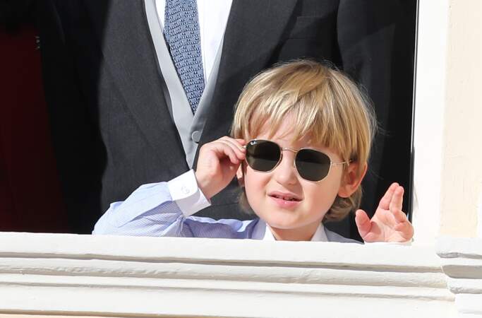Sacha Casiraghi (fils d'Andrea et petit-fils de Caroline), adorable avec ses lunettes de soleil aviateur, au balcon du palais princier lors de la fête nationale le 19 novembre 2017. 