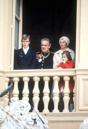 Le prince Albert, le prince Rainier, la princesse Grace et la princesse Stéphanie de Monaco lors de la fête nationale monégasque, le 19 novembre 1973.