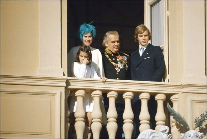 La princesse Grace et le prince Rainier de Monaco, avec leurs enfants Stéphanie et Albert, au balcon du palais lors de la fête nationale, le 19 novembre 1974.