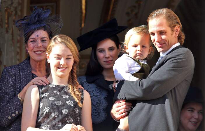 La princesse Caroline de Hanovre, sa fille Alexandra, Sacha Casiraghi, son père Andrea et sa mère Tatiana Santo Domingo réunis au balcon du palais princier à l'occasion de la fête nationale, le 19 novembre 2014.