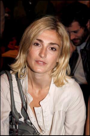 Fin 2006 : Julie Gayet change de look et opte pour un blond naturel associé à une coupe mi-longue. Elle est ici pour le défilé de la marque Chloé.