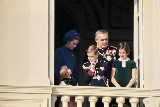 Le prince Rainier et la princesse Grace de Monaco avec leurs enfants Stéphanie, Albert et Caroline lors de la fête nationale le 19 novembre 1970.