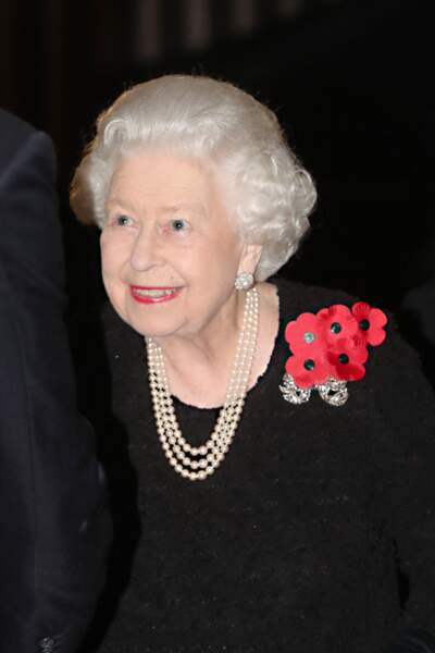 Comme chaque année, la Reine portait une broche en forme de coquelicot sur le col en hommage aux soldats des deux guerres mondiales