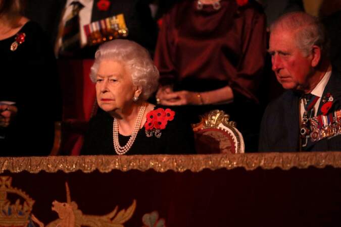 Assis sur le balcon de la mythique salle londonienne au côté de la monarque, on trouvait Camilla Parker Bowles et le prince Charles d'un côté, et le prince William et Kate Middleton de l'autre