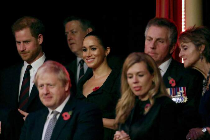 Les Sussex se tenaient à la gauche de la reine, derrière le Premier ministre britannique Boris Johnson.