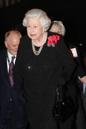 Comme chaque année, la Reine portait une broche en forme de coquelicot sur le col en hommage aux soldats des deux guerres mondiales