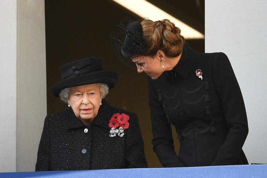 Malgré la gravité de l'événement, Kate Middleton retrouve le sourire quand elle s'adresse à la reine