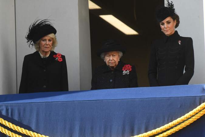 Avec Camilla Parker Bowles et la reine Elizabeth II, Kate Middleton portait le coquelicot traditionnel