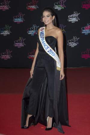 Vaimalama Chaves, miss France 2019, dans une combinaison noire bustier pour fouler le tapis rouge