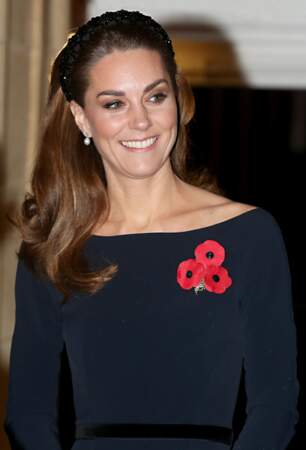 Kate Middleton, très élégante dans une robe sombre