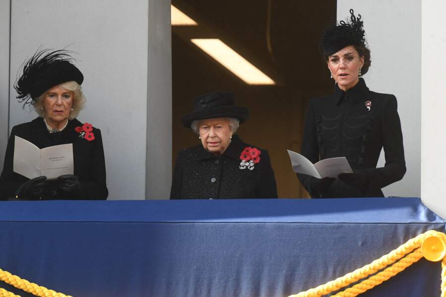 Livret à la main, Kate Middleton et Camilla Parker Bowles participent à la cérémonie du souvenir