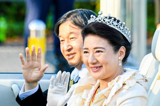 L'empereur Naruhito et l'impératrice Masako ont été acclamé par des milliers de personnes