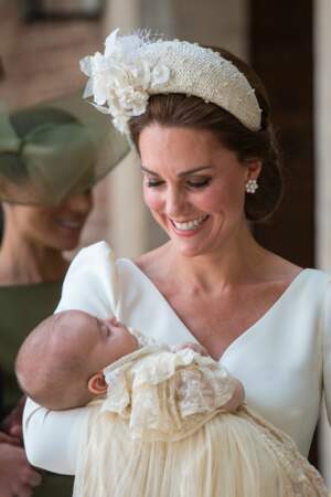 Kate Middleton lors du baptême du Prince Louis porte un magnifique serre-tête large blanc