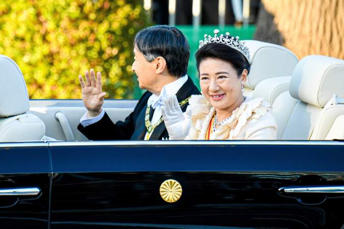 L'impératrice Masako très élégante salue la foule au côté de son mari l'empereur Naruhito
