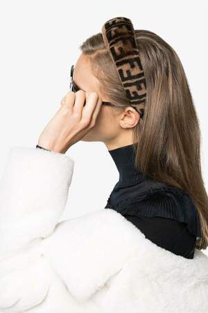 Fendi lance un padded headband à l'effigie de la marque