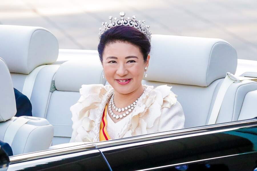 L'impératrice consort Masako, élégante dans une robe blanc crème et coiffée d'une tiare