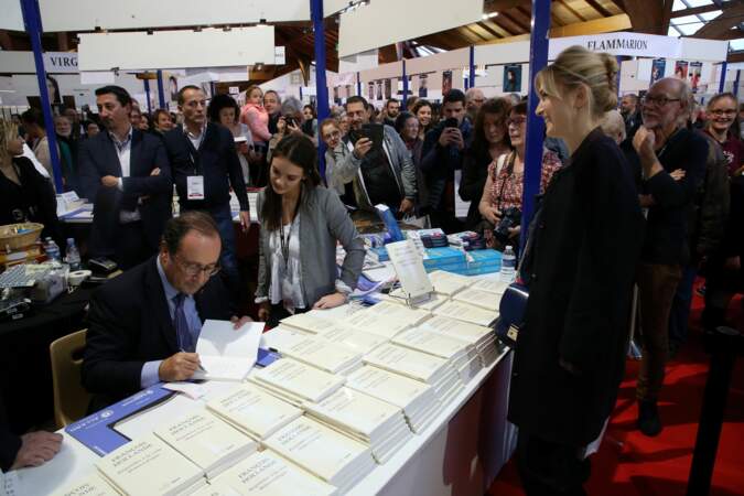 François Hollande et Julie Gayet prennent un bain de foule à la Foire du livre, les 9 et 10 novembre 2019