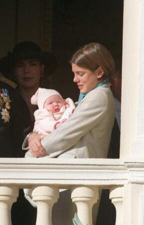Caroline de Monaco, Charlotte Casiraghi et Alexandra de Hanovre, âgée de 4 mois, lors de la fête nationale monégasque, le 19 novembre 1999.