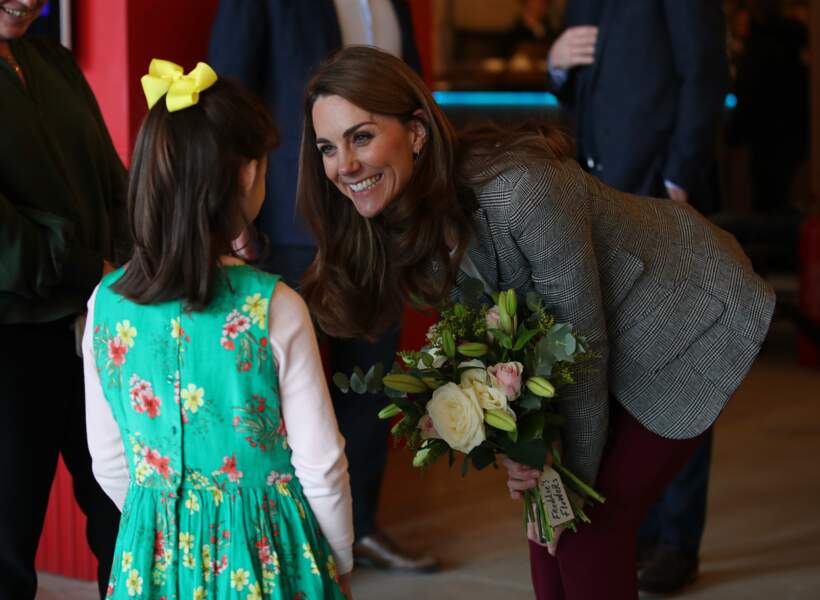 Kate Middleton tout sourire pour une visite officielle caritative le 12 novembre 2019.