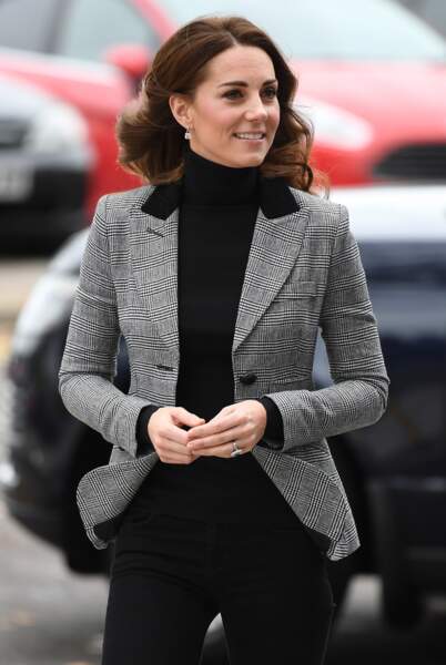 Kate Middleton avait porté cette veste à carreaux avec un jean et un col roulé noir en 2018.
