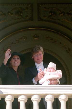 Caroline et Ernst August de Hanovre, avec leur fille Alexandra, au balcon du palais princier lors de la fête nationale, le 19 novembre 1999.